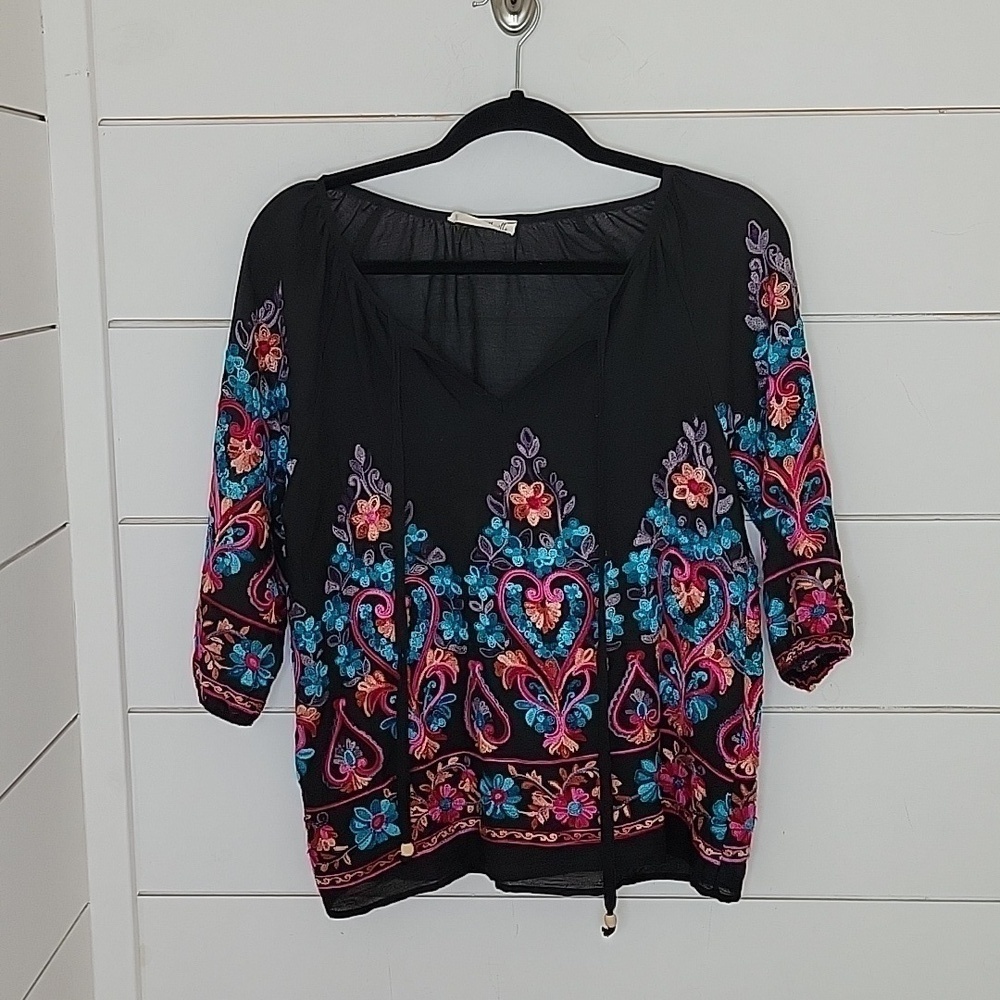 illa illa black with embroidery top